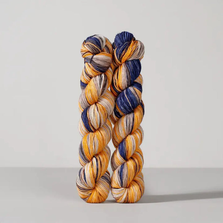 Echoes - 1509 - Håndfarvet Strømpegarn - Gusto Wool Garn